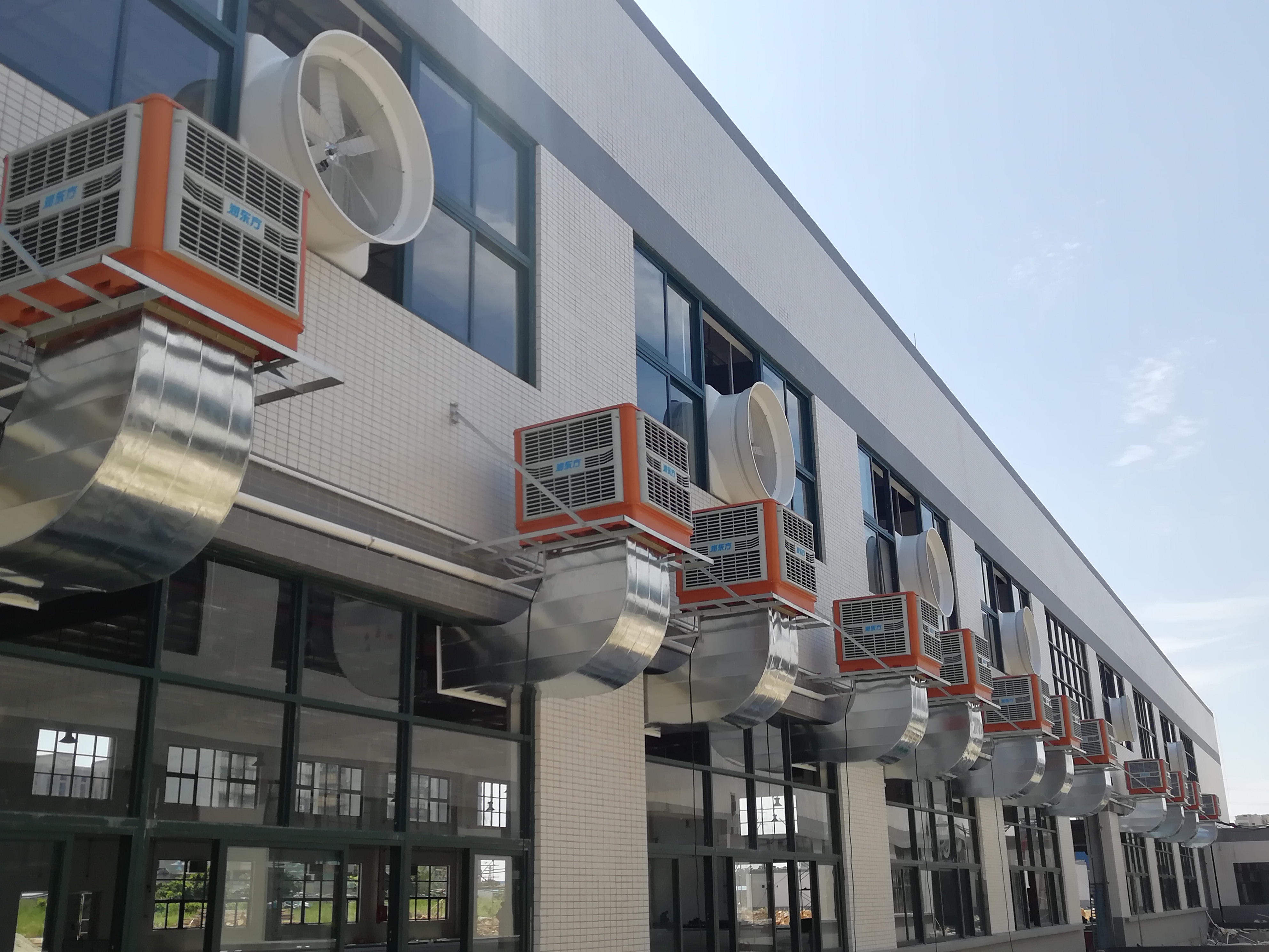 夏季車間高溫使用環?？照{能夠有效的快速降溫